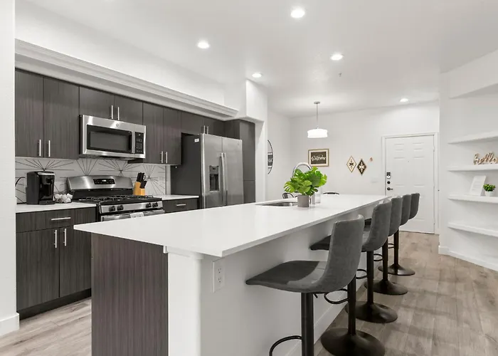 Cozysuites By The Stadium With Pool 14 Apartment